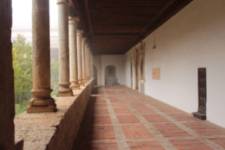 Museo del Monasterio de Sancti Spiritus - Claustro con niebla