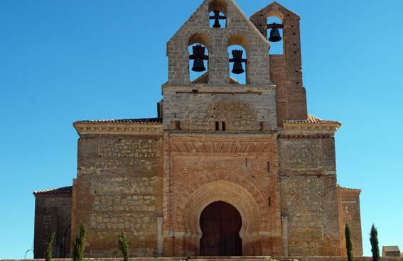 Iglesia de San Andrés y Rollo adyacente