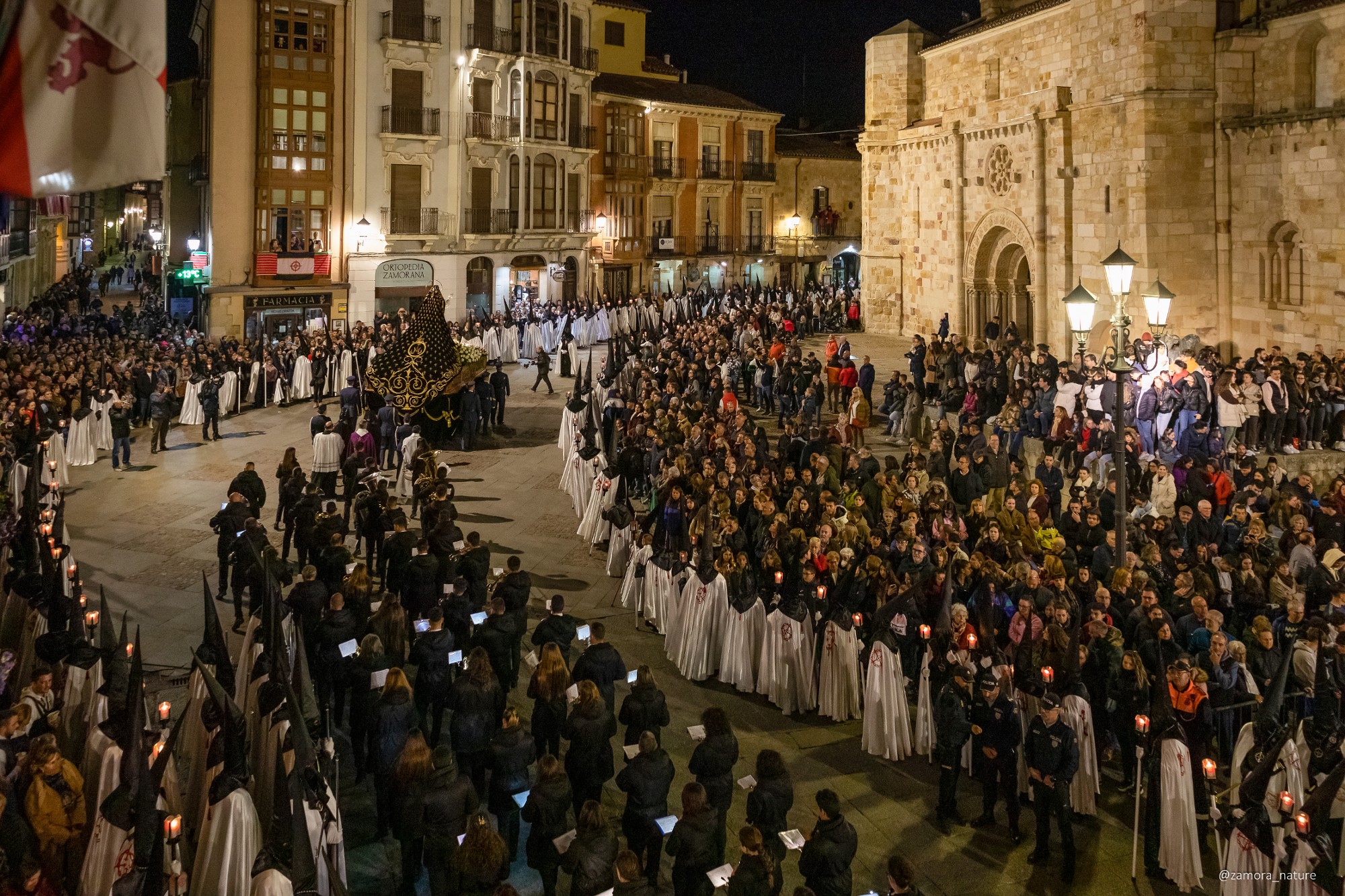 Procesión de Semana Santa en las calles del casco histórico de Zamora