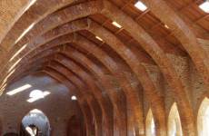 Plaza cerrada y restos del Alto Horno