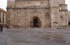 Portada de la Iglesia de San Juan de Puerta Nueva