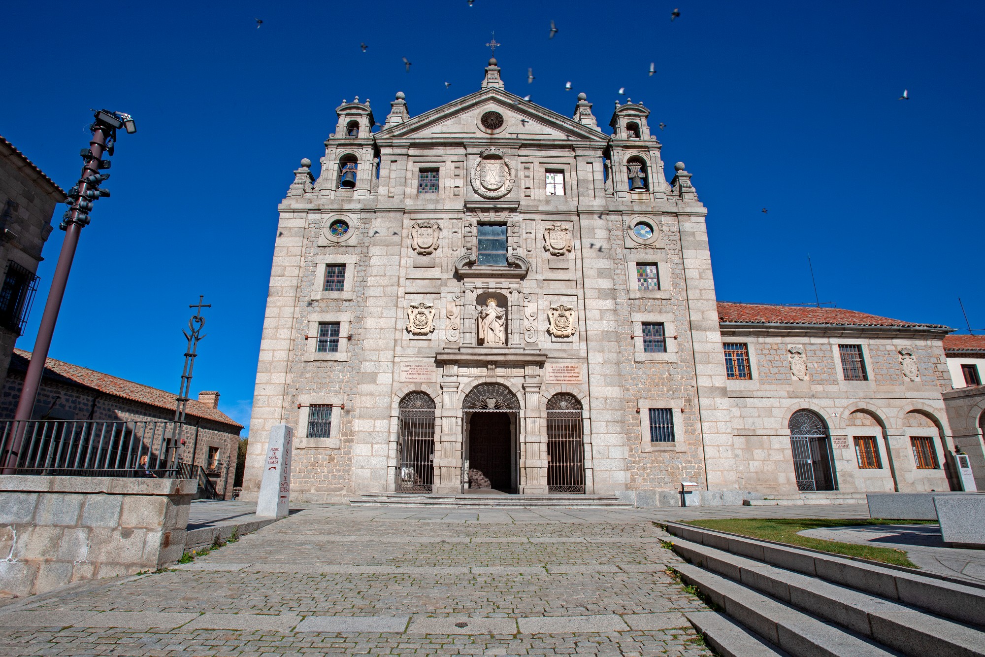 https://www.turismocastillayleon.com/es/patrimonio-cultura/convento-santa-teresa-iglesia.ficheros/267711-hq_Convento%20de%20Santa%20Teresa01_Avila.jpg/h%2C267711-hq_Convento%20de%20Santa%20Teresa01_Avila.jpg