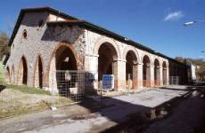 Plaza cerrada y restos del Alto Horno