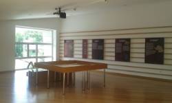 Mesa y carteles - interior