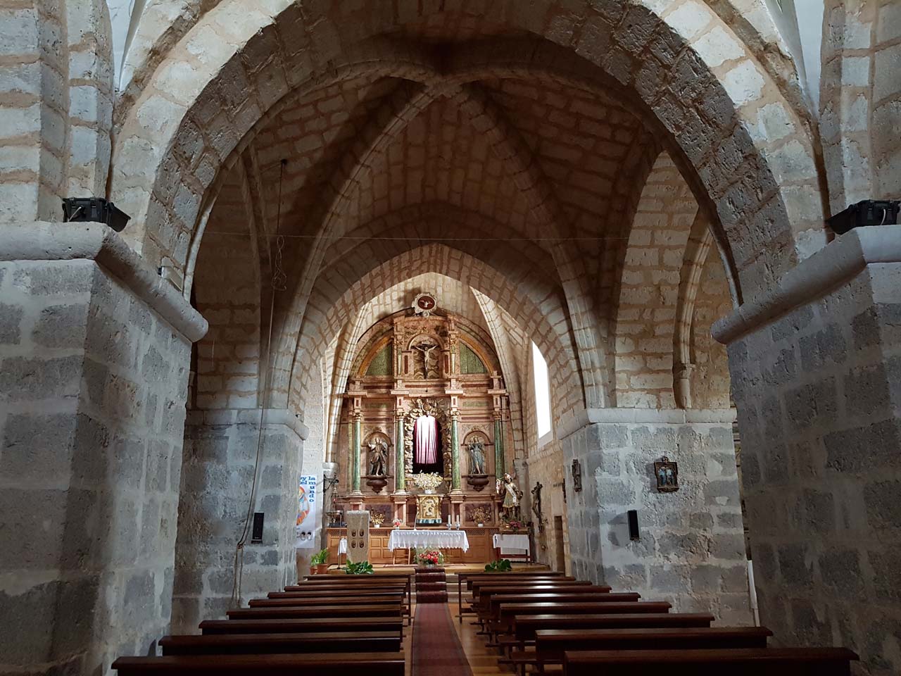 Interior de la iglesia de San Miguel Arcángel