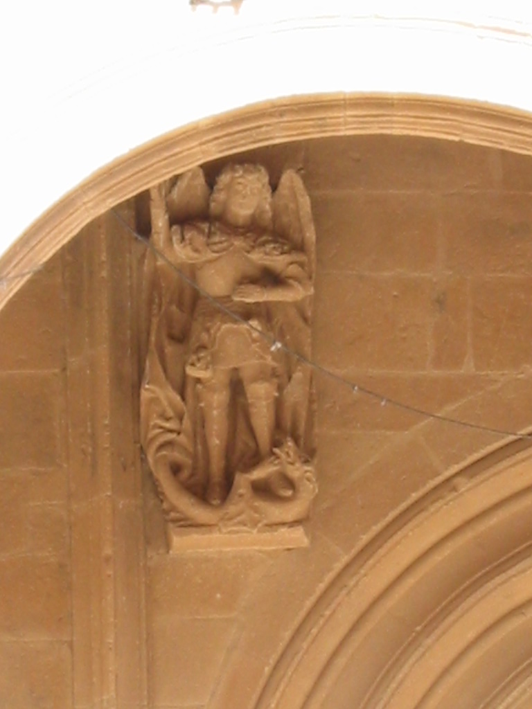 Detalle arcángel enjuta portada Iglesia parroquial de Aldearrubia- San Miguel Arcángel