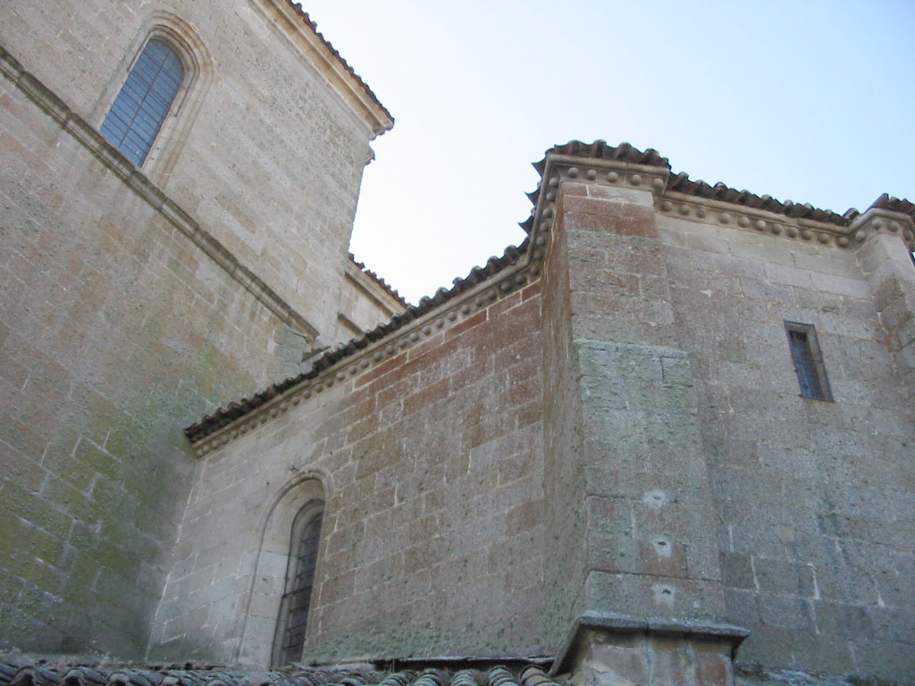Cornisa pometeada exterior sacristía Iglesia parroquial de Santa María la Mayor