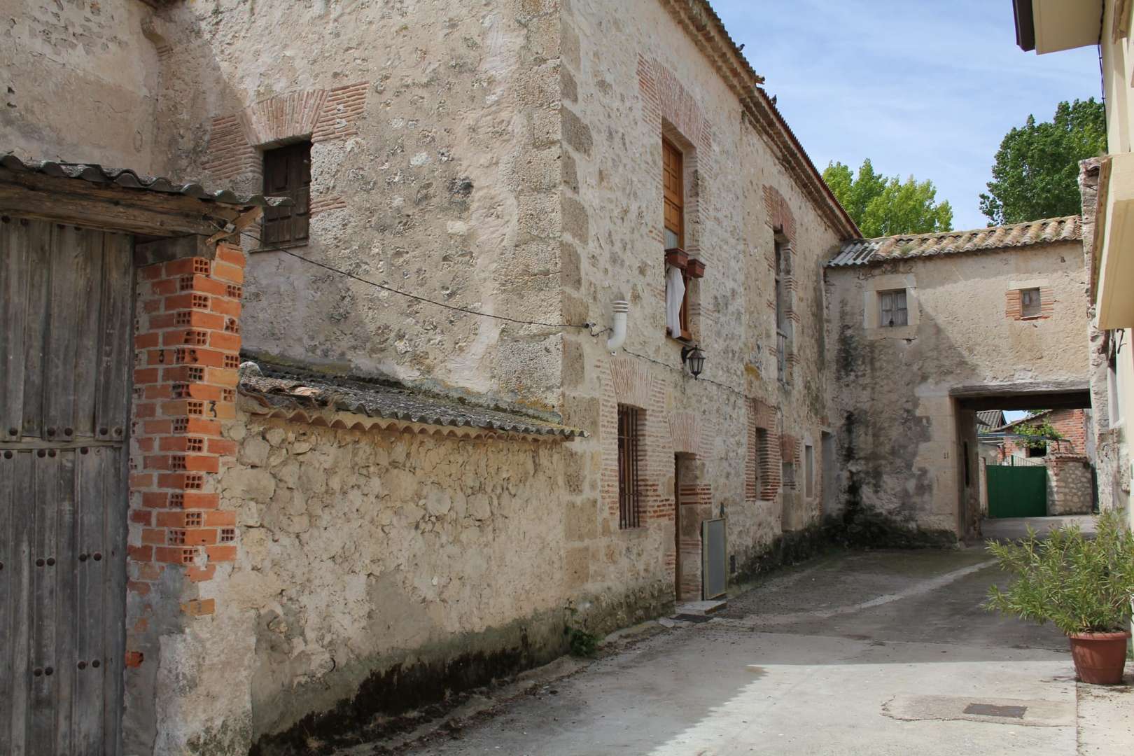Palacio medieval Laguna de Contreras